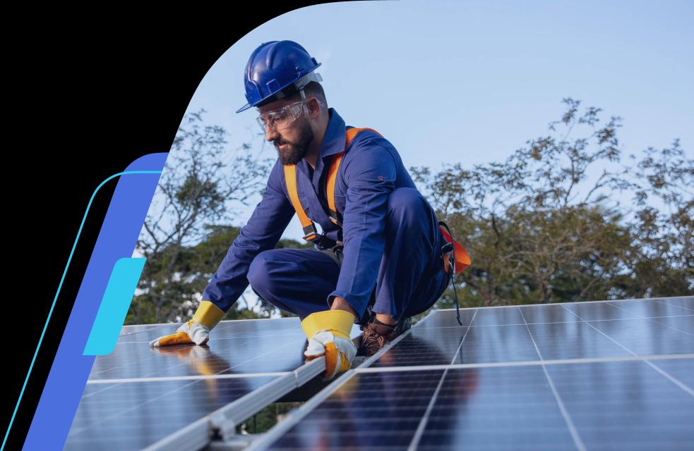 instalador realizando a instalação de um sistema de energia solar fotovoltaica