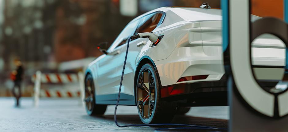 CARRO ELÉTRICO SENDO ABASTECIDO COM ENERGIA SOLAR