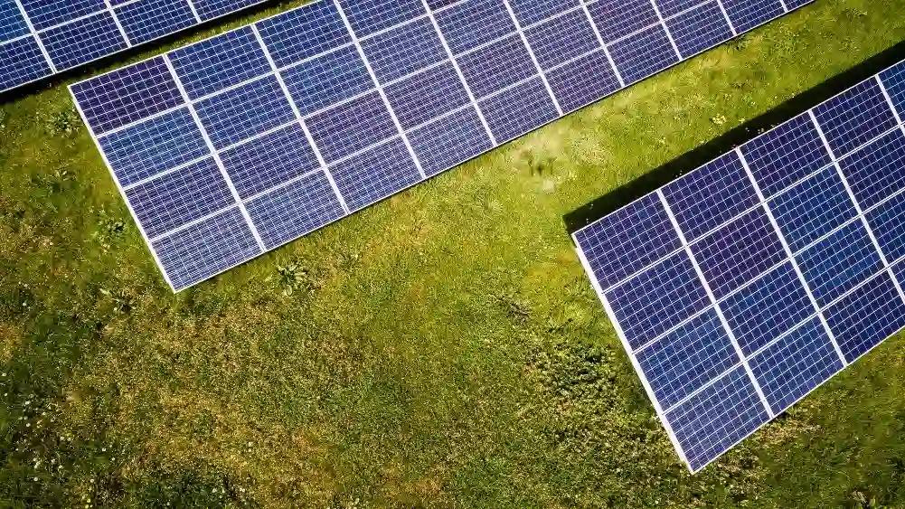 VÁRIAS PLACAS DE ENERGIA SOLAR