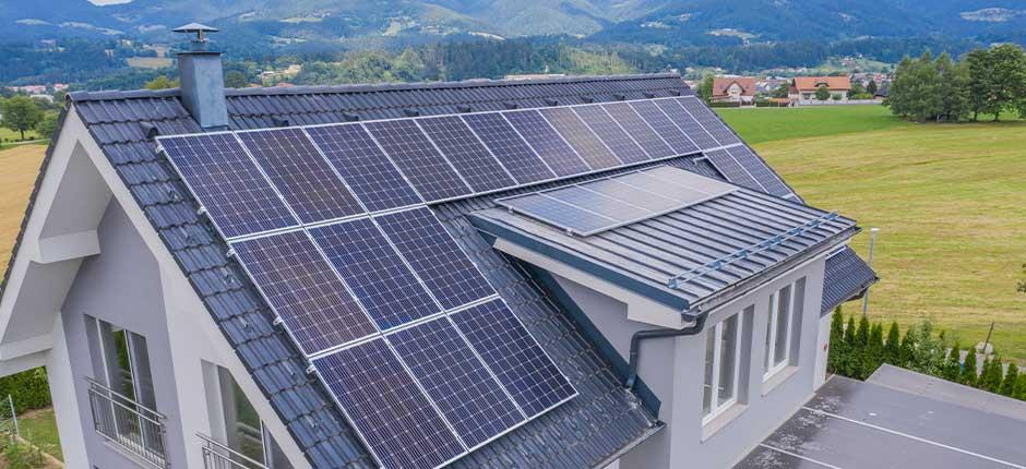 RESIDÊNCIA ABASTECIDA COM ENERGIA SOLAR APÓS FAMÍLIA ESTUDAR A TAXA DE FINANCIAMENTO DA ENERGIA SOLAR RESIDENCIAL