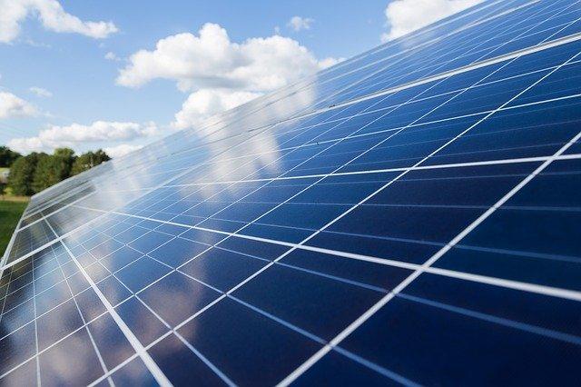 PLACAS FOTOVOLTAICAS INSTALADAS EM UMA ÁREA RURAL
