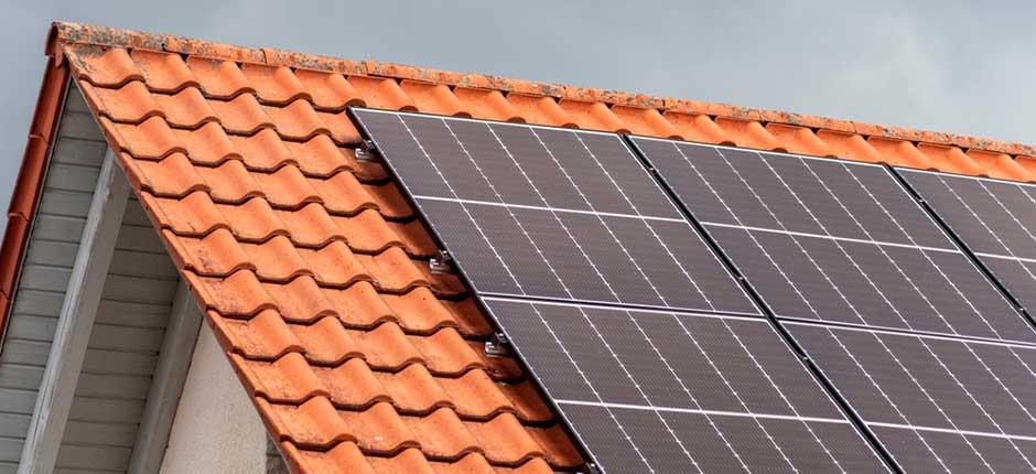 PLACAS DE ENERGIA SOLAR RECEBENDO ENERGIA REPRESENTANDO O EMPRÉSTIMO DE ENERGIA SOLAR