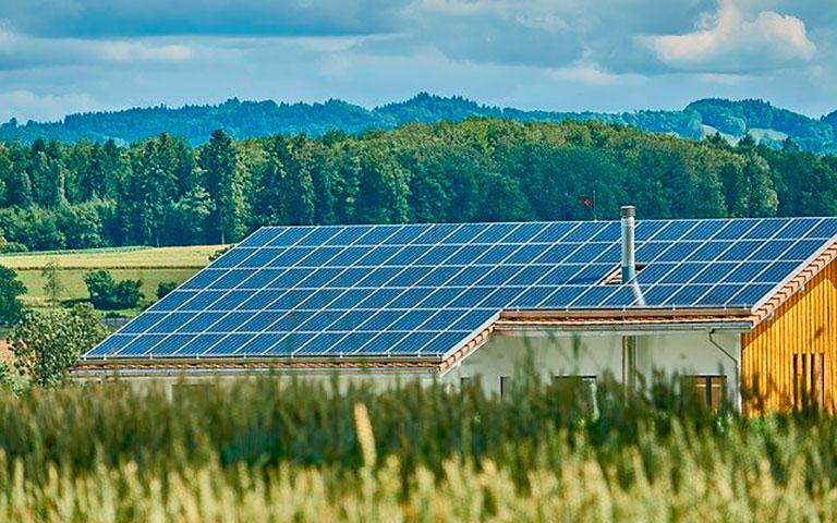 VÁRIAS PLACAS DE ENERGIA SOLAR INSTALADAS EM CIMA DE UM GALPÃO LOCALIZADO EM TERRENO DE UM PRODUTOR RURAL