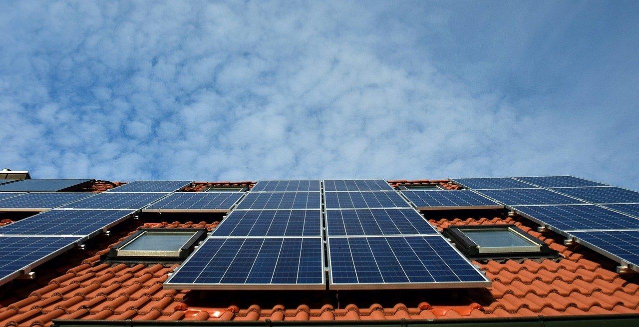 PAINEL SOLAR FOTOVOLTAICO SOB O TELHADO DE UMA RESIDÊNCIA