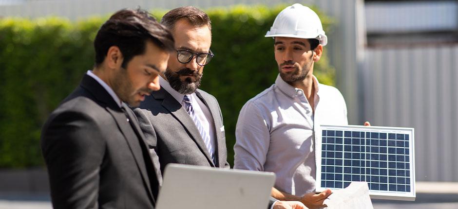 TRÊS HOMENS, APARENTEMENTE EM UM AMBIENTE AO AR LIVRE E POSSIVELMENTE EM UM LOCAL DE CONSTRUÇÃO OU INSTALAÇÃO DE SISTEMA DE ENERGIA SOLAR