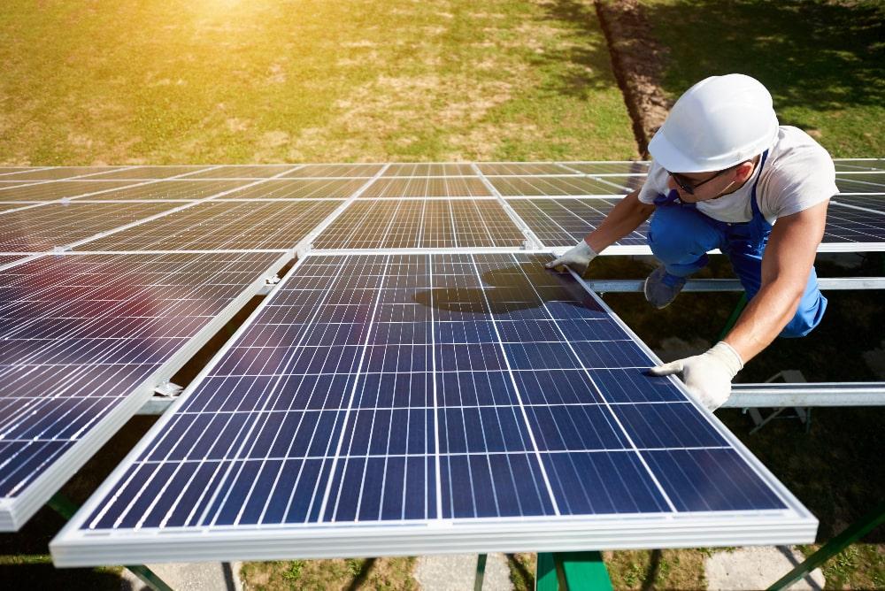 INSTALADOR DE ENERGIA SOLAR REALIZANDO A ORGANIZAÇÃO DAS PLACAS FOTOVOLTAICAS PARA SEREM INSTALADAS
