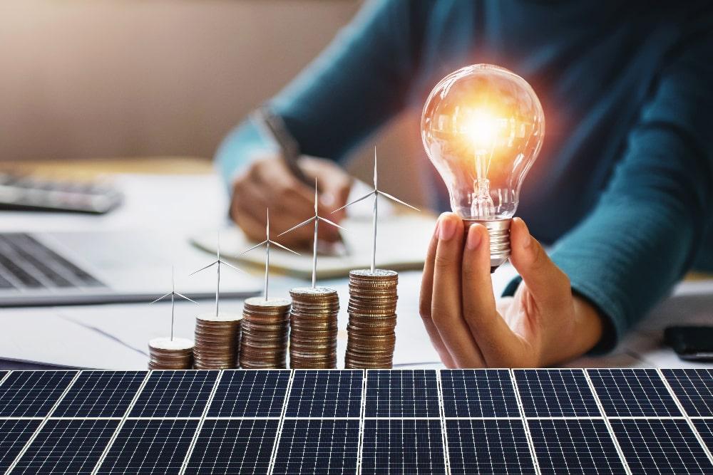 PESSOA SEGURANDO UMA LÂMPADA EM REFERÊNCIA A ECONOMIZAR ENERGIA COM O USO DA ENERGIA SOLAR FOTOVOLTAICA