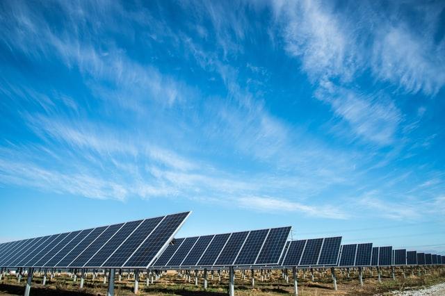 PLACAS DE ENERGIA SOLAR INSTALADAS NO CAMPO