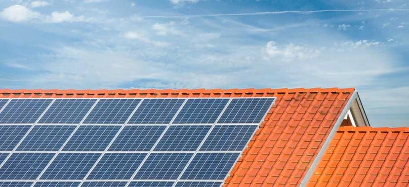 PAINÉIS DE ENERGIA SOLAR SOB O TELHADO DE UMA RESIDÊNCIA CUJO DONO FINANCIOU ATRAVÉS DO USO DO FGTS