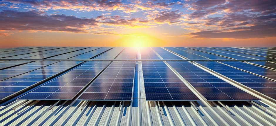 TETO DE UMA GRANDE INDÚSTRIA REPLETA DE PLACAS DE ENERGIA SOLAR FOTOVOLTAICA