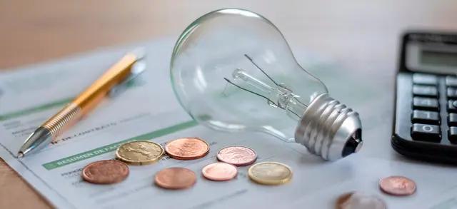 LÂMPADA INCANDESCENTE, SIMBOLIZANDO O CONSUMO DE ENERGIA