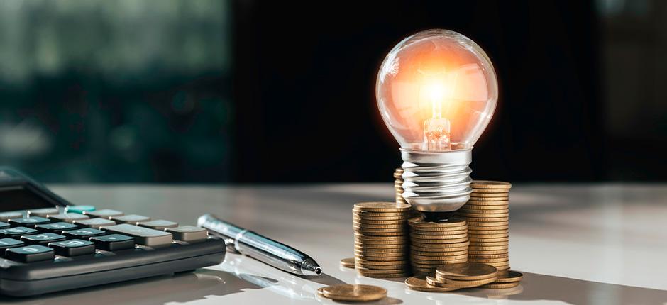 LÂMPADA EM CIMA DE VÁRIAS MOEDAS