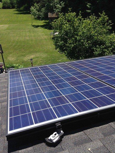 PLACAS SOLARES FOTOVOLTAICAS INSTALADAS NO TELHADO DE UMA RESIDÊNCIA QUE VISA DIMINUIR A SUA CONTA DE LUZ