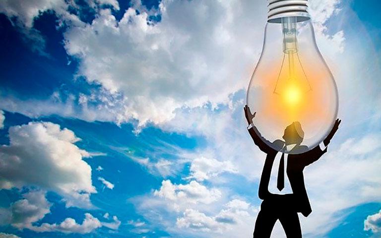 PERSONAGEM SEGURANDO UMA LAMPADA SOLAR